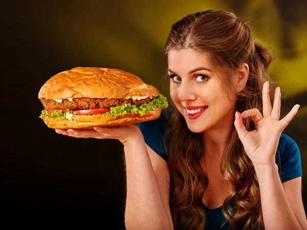 Dívka stravovací velký sendvič. — Stock fotografie
