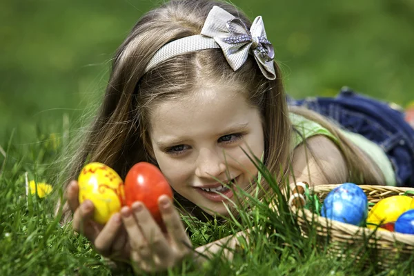 Niño buscar huevo de Pascua al aire libre . — Foto de Stock