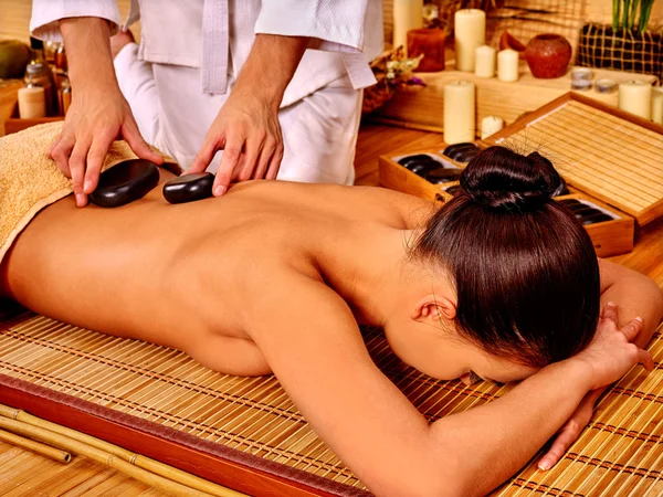 Mujer recibiendo masaje de piedra terapia  . — Foto de Stock