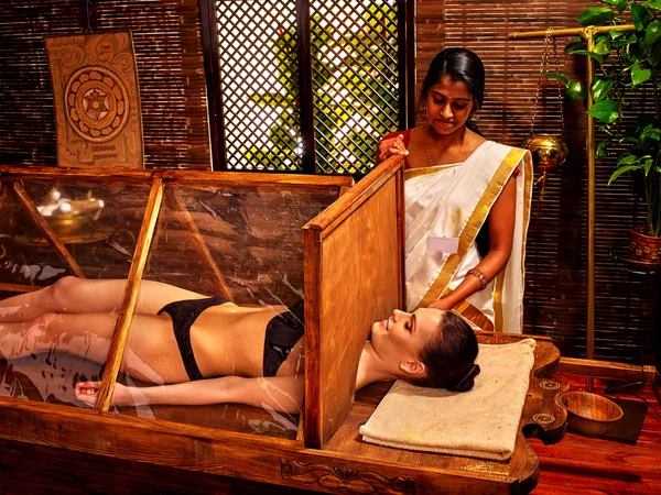 Femme ayant sauna Ayurveda — Photo