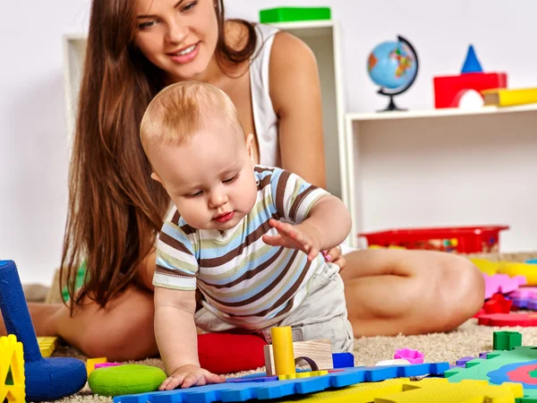 Menino brincando com sua jovem mãe bonita . — Fotografia de Stock