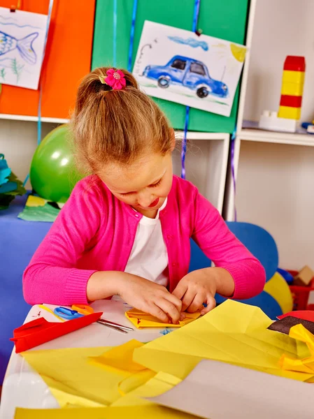 Glückliche Mädchen basteln auf farbigem Papier — Stockfoto