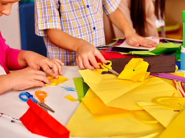 Mãos segurando papel colorido — Fotografia de Stock