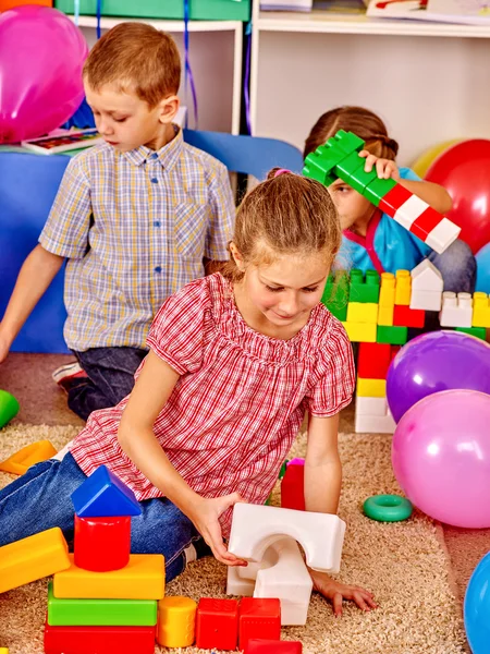 Groep kinderen game blokken — Stockfoto