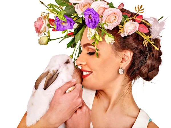 Mujer en estilo pascua sosteniendo huevos y flores . — Foto de Stock