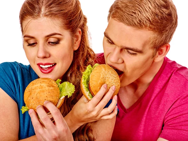 Muž a žena jíst hamburgery — Stock fotografie