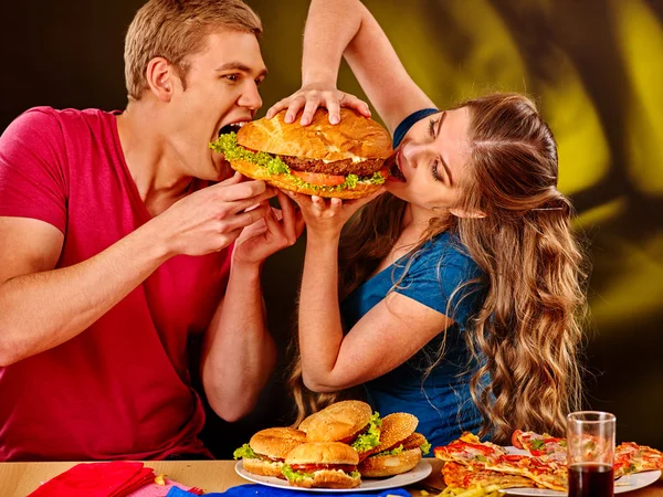 Kvinna och man mata varandra — Stockfoto