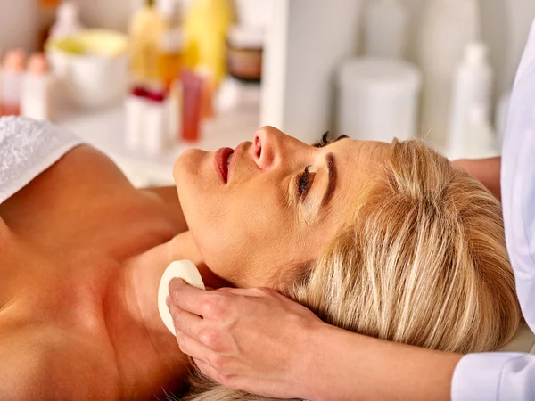 Mujer de mediana edad en el salón de spa — Foto de Stock