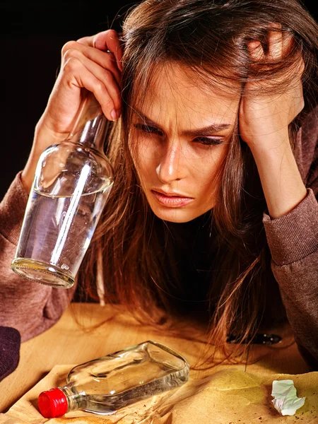 Menina bêbada segurando garrafa de álcool . — Fotografia de Stock