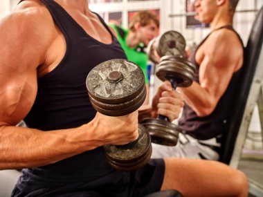 Grup adam dumbell ile çalışma