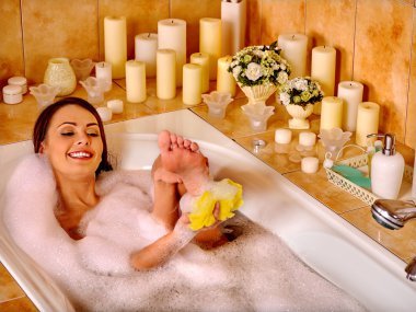 kadın evde rahatlatıcı banyo