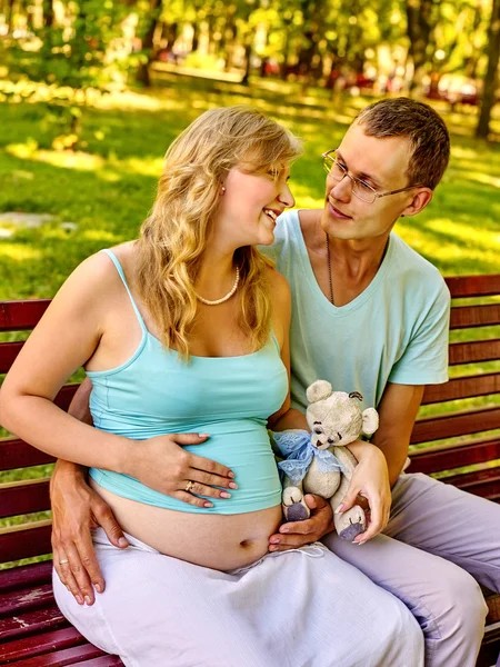 Donna incinta con uomo all'aperto — Foto Stock