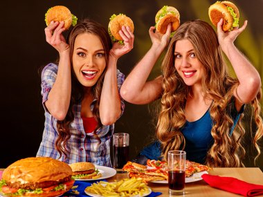 fastfood yeme kızlar