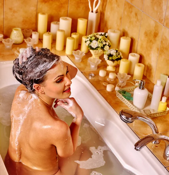 Mulher relaxante em casa de banho — Fotografia de Stock