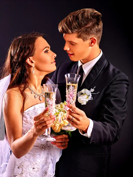 Nevěsta a ženich pití šampaňského — Stock fotografie