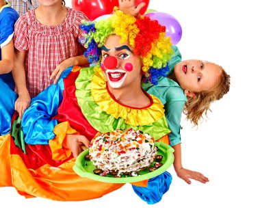 çocuklar doğum günü pastasıyla palyaço