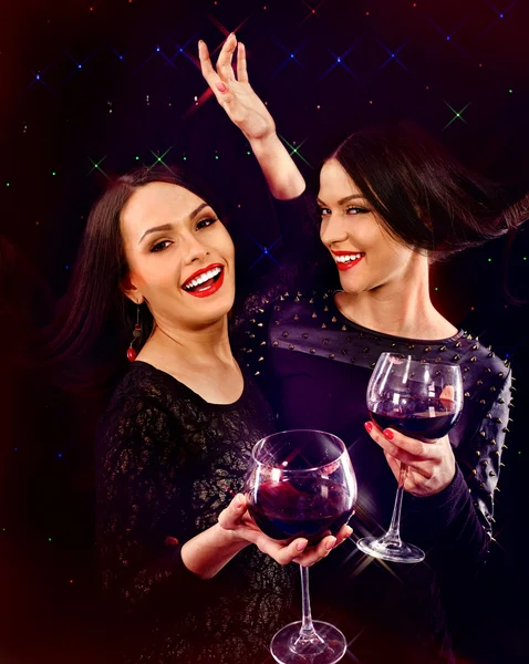 Lesbische Frauen trinken Rotwein — Stockfoto