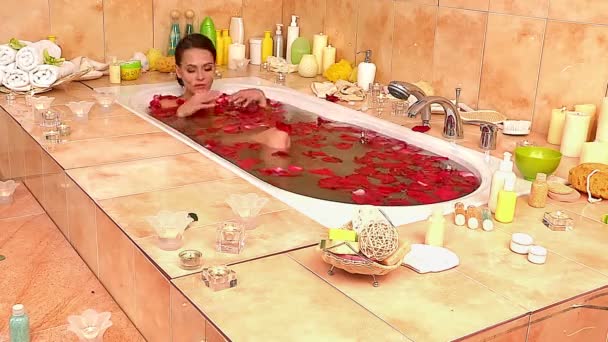 Dziewczyna przy kąpieli z płatkami róż. Upływ czasu. — Wideo stockowe
