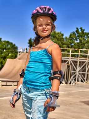 Kız paten üzerinde sürme .