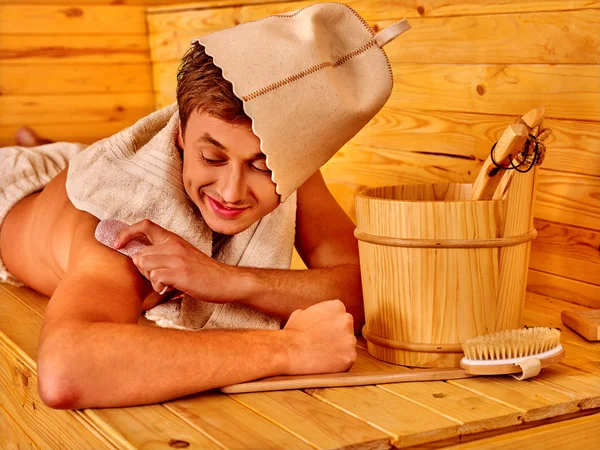 Sterke mannelijke mensen in hat op sauna. — Stockfoto
