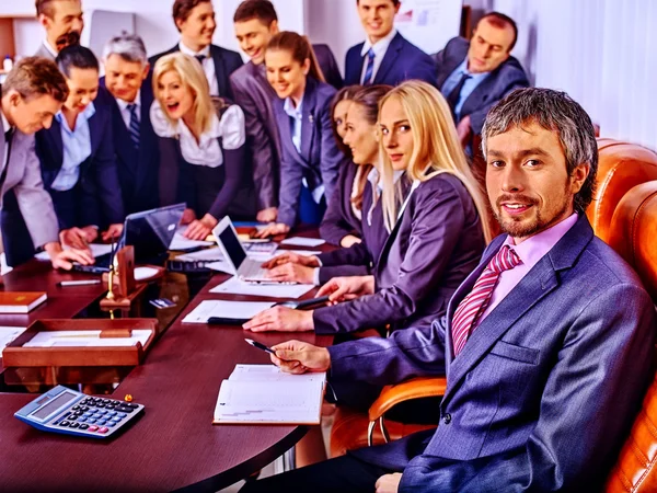 Groupe d'hommes d'affaires au bureau . — Photo