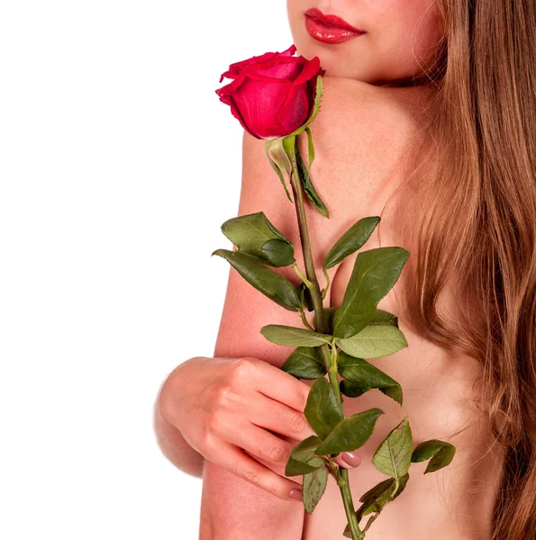赤のバラを保持している長い髪の美しい裸の女の子. — ストック写真