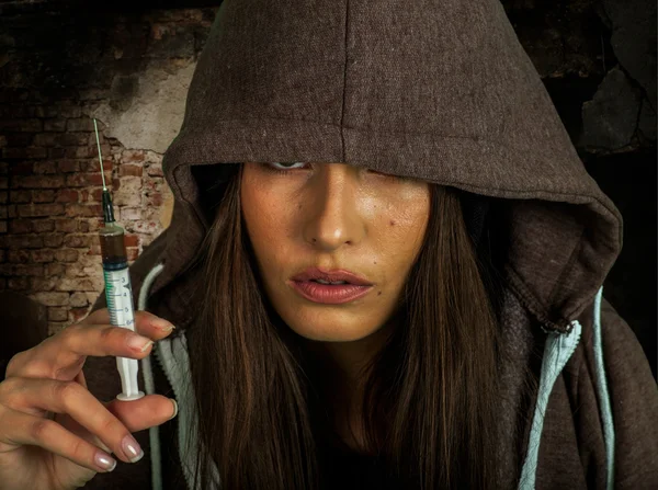 Retrato de mulher viciada em seringa — Fotografia de Stock