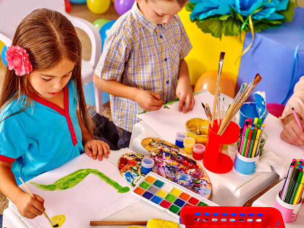 Группа маленькая девочка с кистью живописи в детском саду
 .
