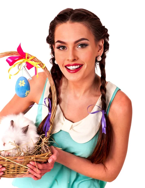 Femme dans le style de Pâques tenant des œufs et lapin vivant . — Photo