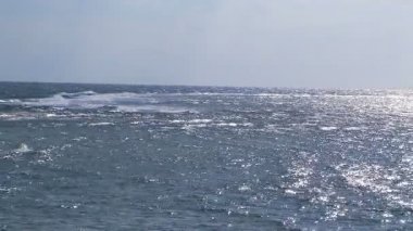 Mavi gökyüzü ile sakin okyanus .