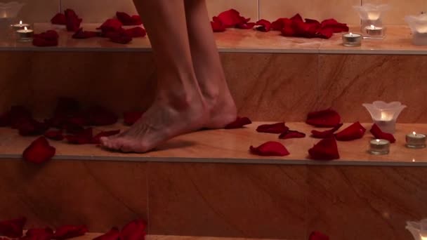 Girl taking bath with rose petals in spa. Dolly crane system. — Stock Video