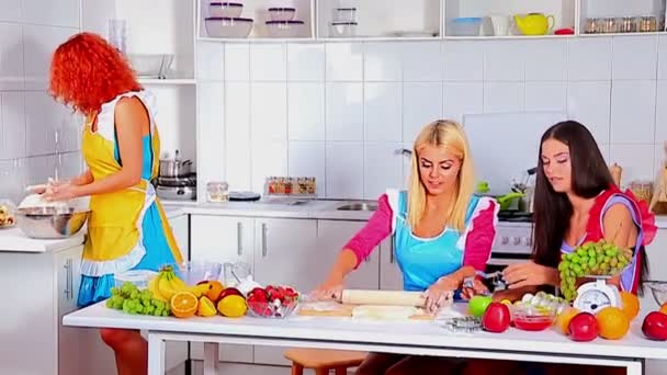 在厨房做饭的年轻幸福家庭. — 图库视频影像