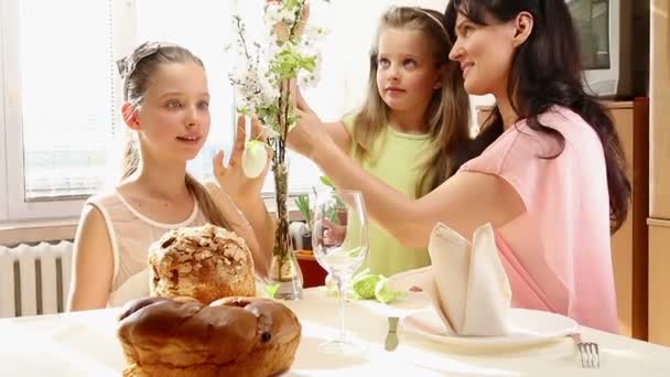 Famille heureuse avec enfant accrocher oeuf de Pâques . — Video