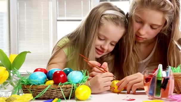 Barn målar påskägg hemma. — Stockvideo
