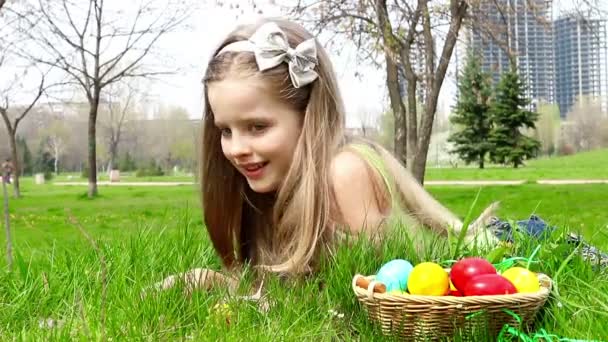 Crianças pintam ovos de Páscoa em casa . — Vídeo de Stock