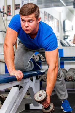 Grup insanların spor salonunda dumbell ile çalışma.