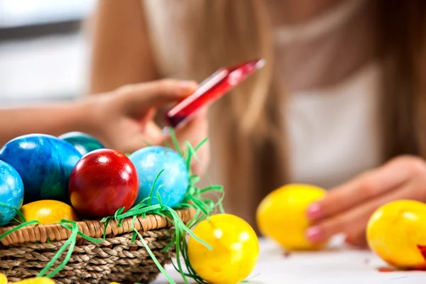 Los niños pintan huevos de Pascua en casa . — Foto de Stock