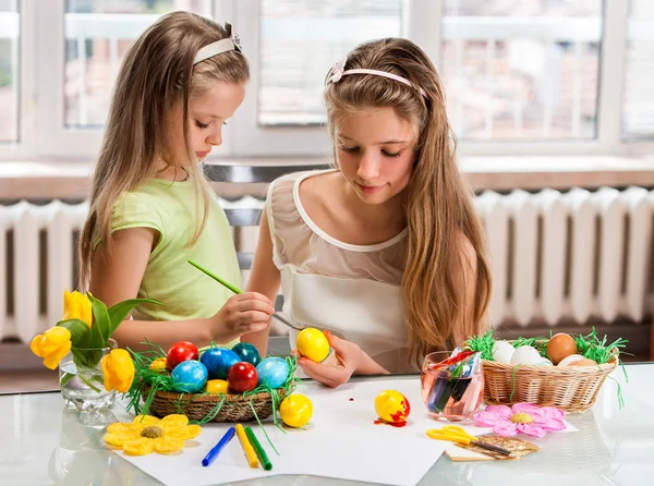 Los niños pintan huevos de Pascua en casa . — Foto de Stock