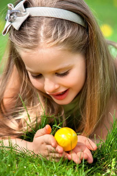 Gyermek találni húsvéti tojás szabadtéri. — Stock Fotó
