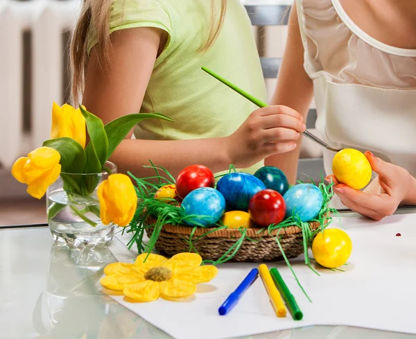 Los niños pintan los huevos de Pascua en casa . —  Fotos de Stock