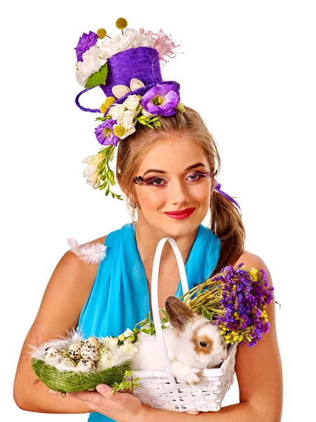 Mode vrouw in stijl van de easter bunny en bloemen. — Stockfoto