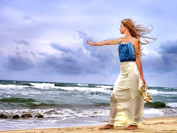 Fırtına öncesi kıyısında gurur kadın gider. — Stok fotoğraf