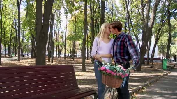 Casal com bicicleta retro beijando no parque . — Vídeo de Stock