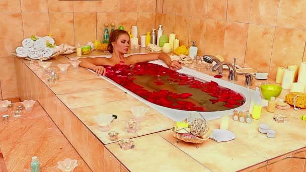 Девушка принимает ванну с лепестками роз. Временной интервал . — стоковое видео