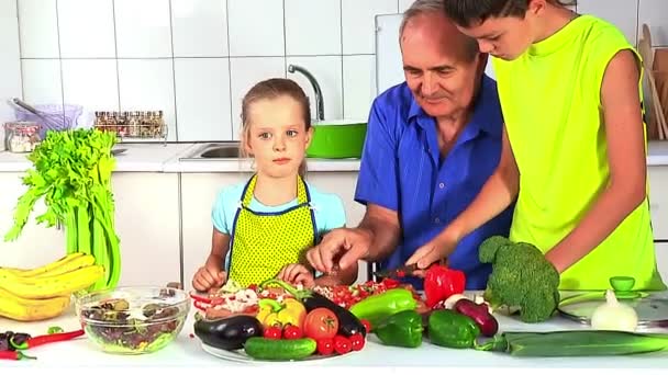 Gezin met opa kinderen koken in de keuken. — Stockvideo