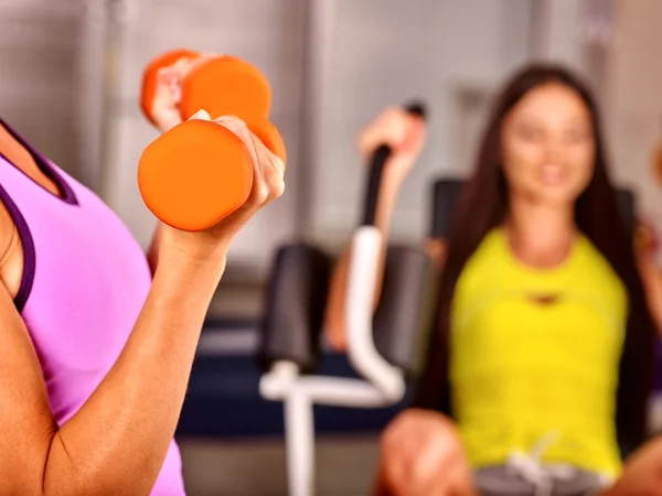 Niñas sosteniendo mancuernas en gimnasio deportivo . —  Fotos de Stock