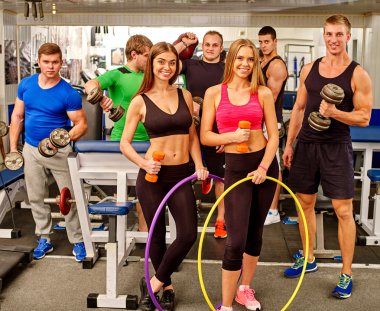 İnsanların dumbell ile çalışma grubu ve spor salonunda halka.