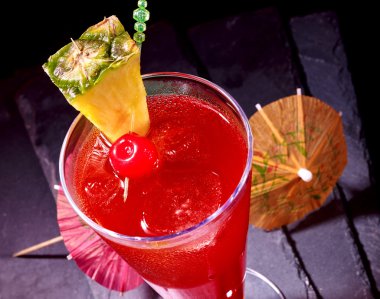 Ananas kırmızı kiraz ve şemsiye ile kokteyl