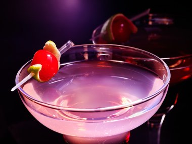 Nar İçecek siyah arka plan üzerine kiraz ile.