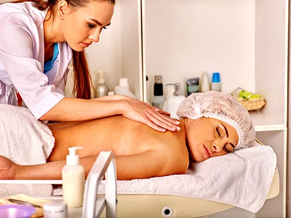 Femme d'âge moyen dans un salon de spa avec esthéticienne . — Photo